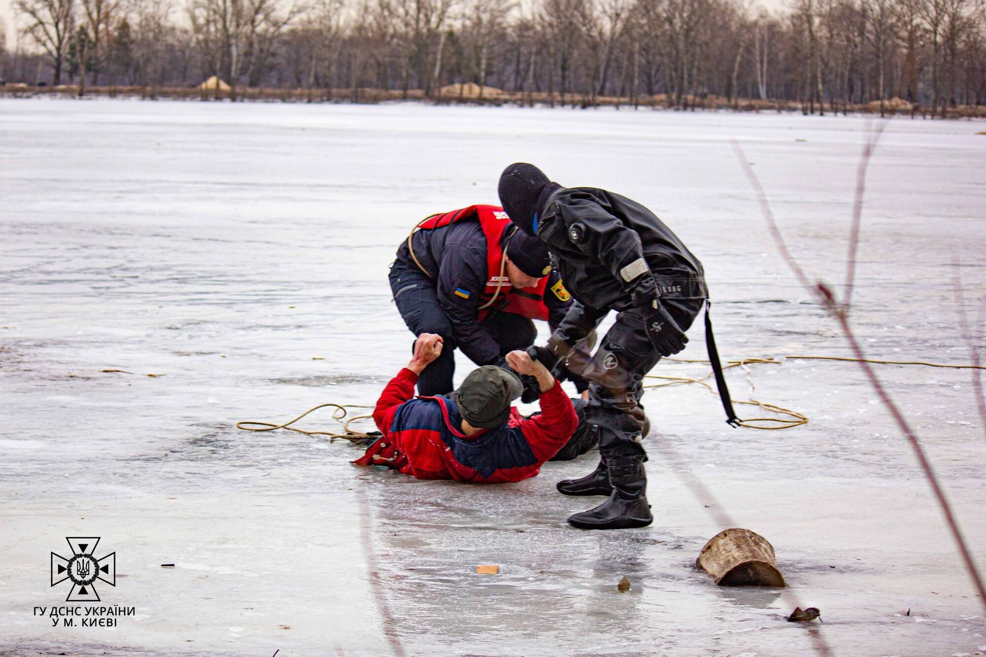 У Києві бійці ДСНС врятували чоловіка, який за 100 метрів від берега провалився під кригу. Фото та відео