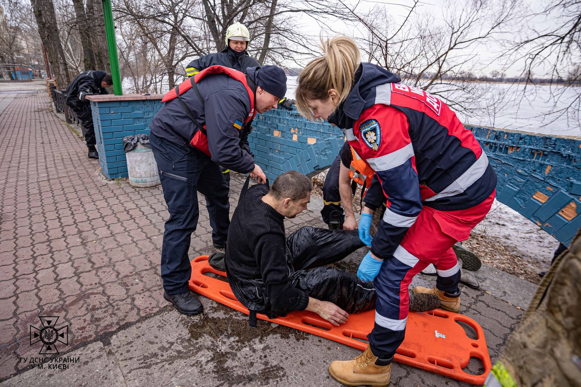У Києві бійці ДСНС врятували чоловіка, який за 100 метрів від берега провалився під кригу. Фото та відео