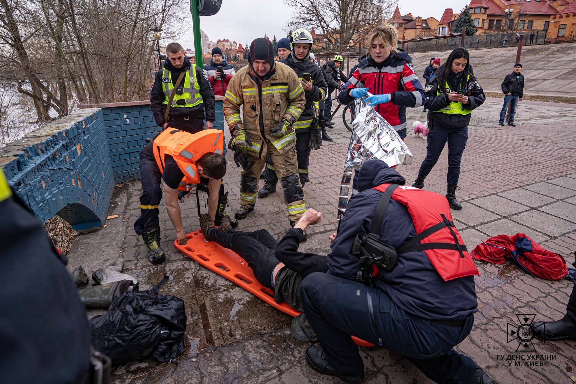 У Києві бійці ДСНС врятували чоловіка, який за 100 метрів від берега провалився під кригу. Фото та відео