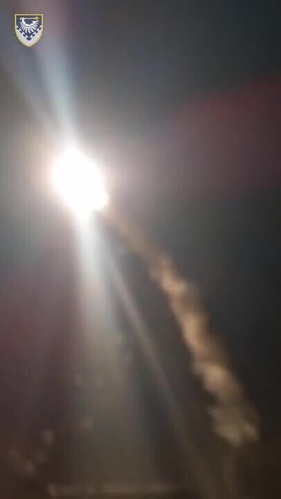 Украинские зенитчики показали, как сбили вражескую ракету в ночном небе: впечатляющее видео