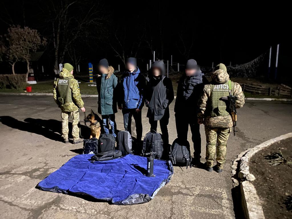 "На надувном матрасе в Румынию": на границе задержали четверых украинцев, которые собирались переправиться через Прут. Фото