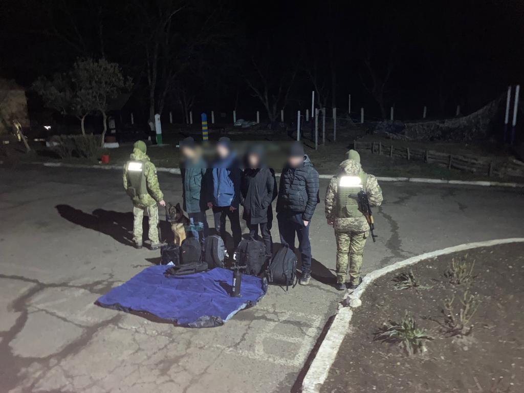 "На надувному матраці до Румунії": на кордоні затримали чотирьох українців, які збиралися переправитися через Прут. Фото