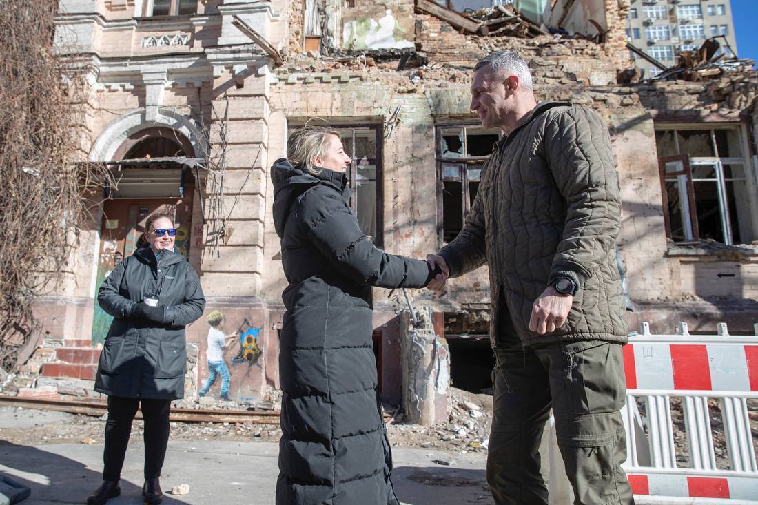 Кличко показав міністру закордонних справ Канади наслідки російських обстрілів по Києву. Фото
