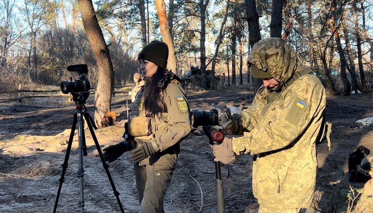 В Україні сьогодні День військового журналіста: Зеленський відзначив сміливість кореспондентів і вшанував пам'ять загиблих. Фото 
