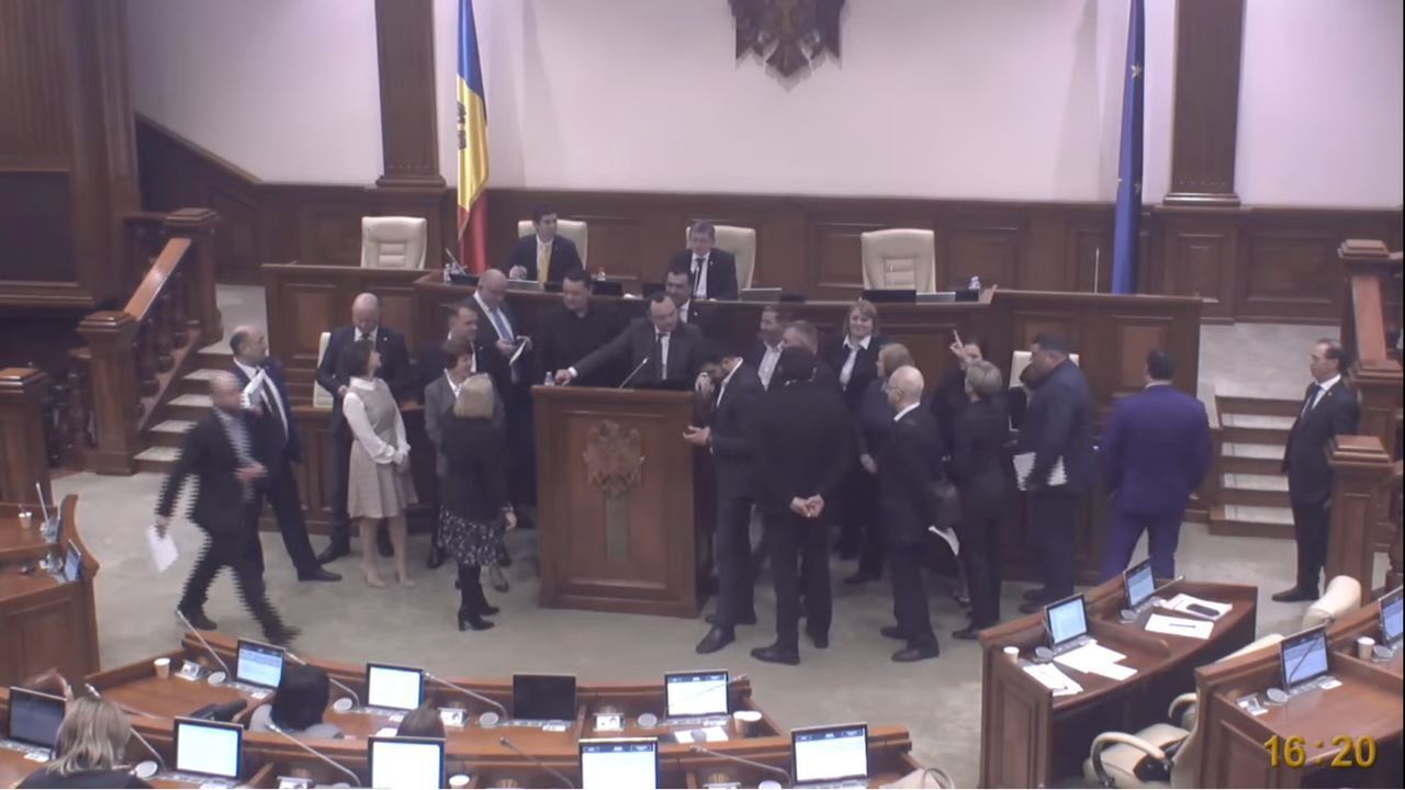 Парламент Молдови затвердив новий уряд: противники Санду ледь не влаштували бійку біля трибуни. Фото