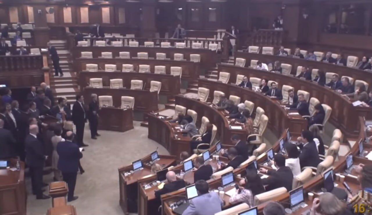 Парламент Молдовы утвердил новое правительство: противники Санду чуть не устроили потасовку у трибуны. Фото