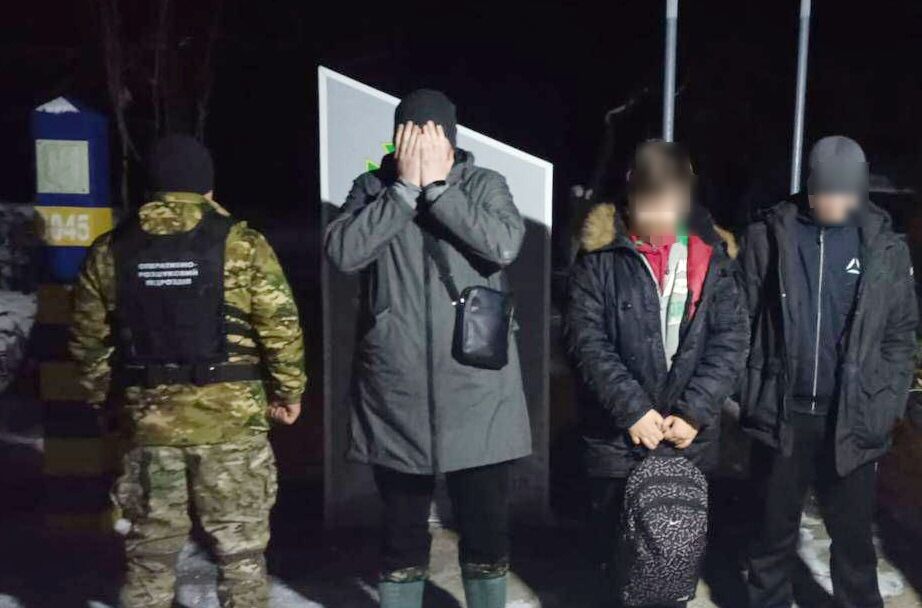 "На надувному матраці до Румунії": на кордоні затримали чотирьох українців, які збиралися переправитися через Прут. Фото