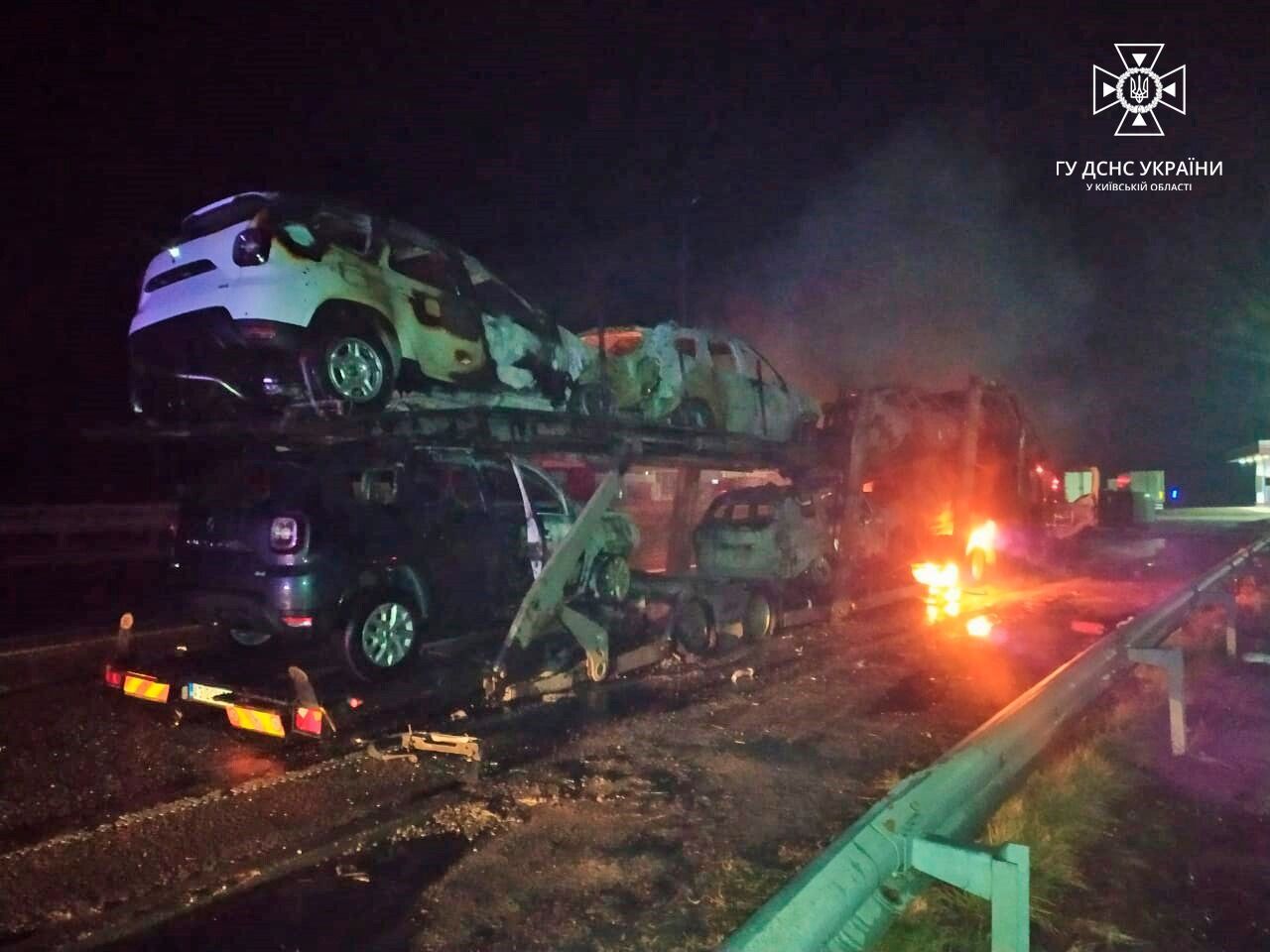 В Киевской области огонь уничтожил автовоз и семь легковушек, которые он перевозил. Фото