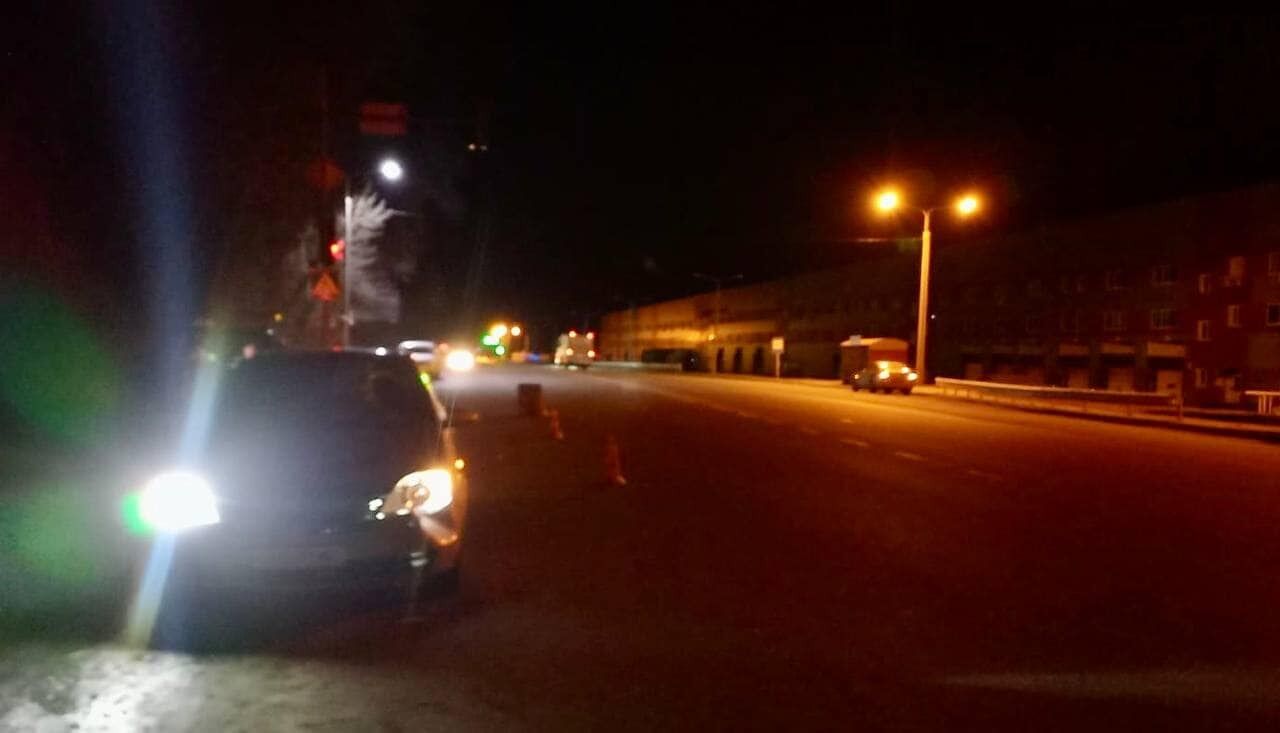 На Київщині легковик збив п’яного пішохода: переходив дорогу на червоне світло. Фото