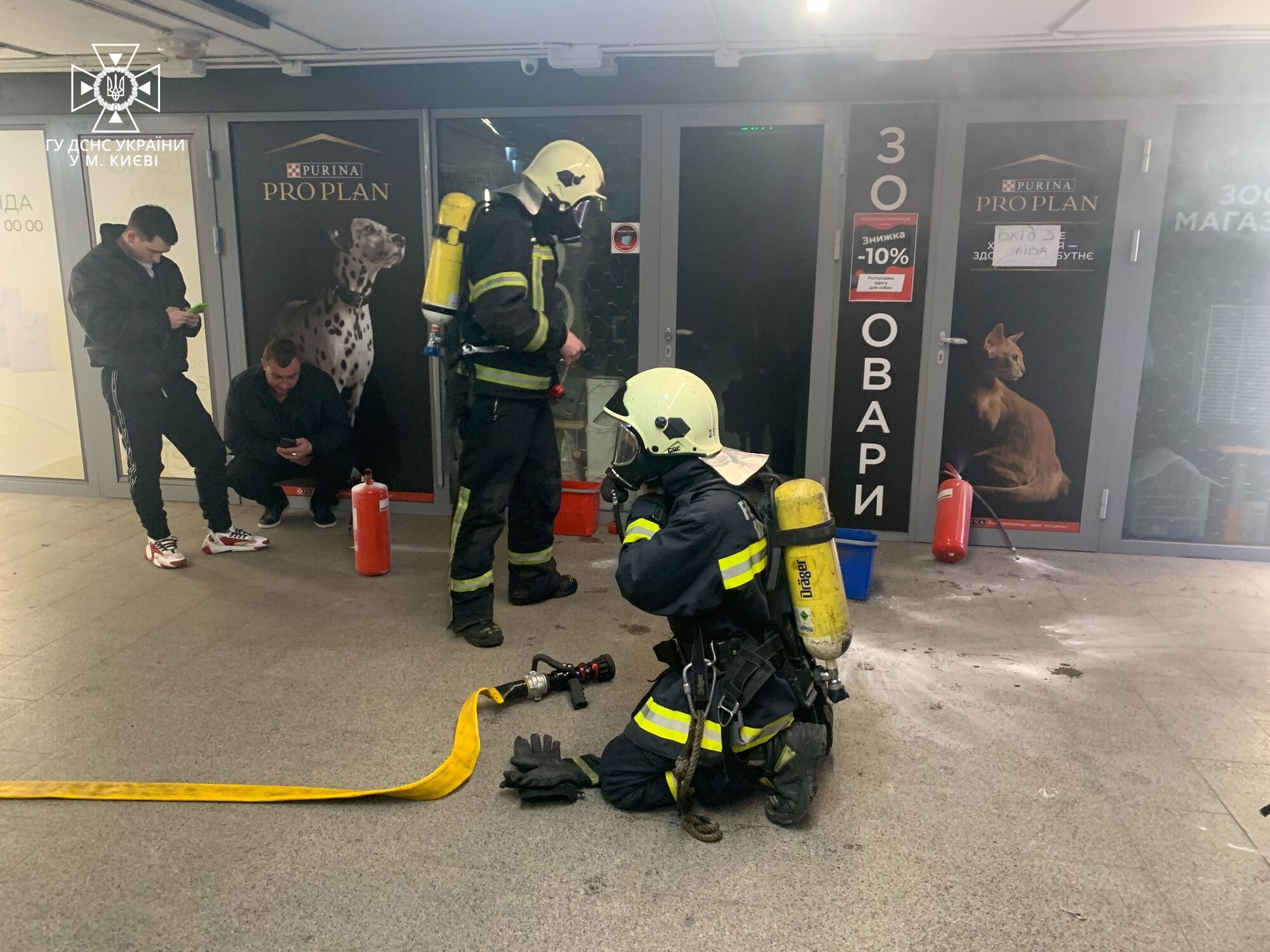 В Киеве произошел пожар в ТРЦ, расположенном над станцией метро "Героев Днепра". Фото