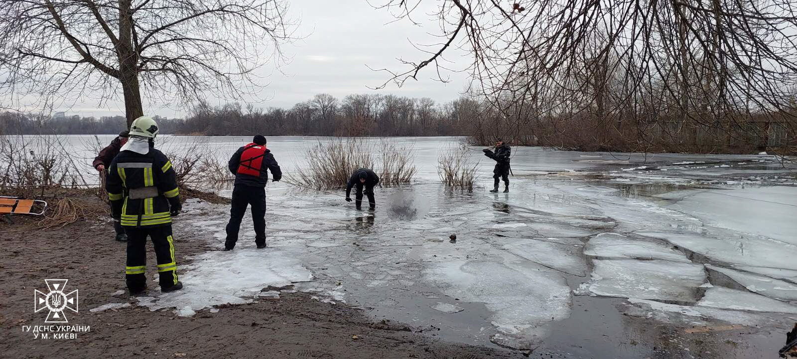 Спасатели доставили мужчину на берег.