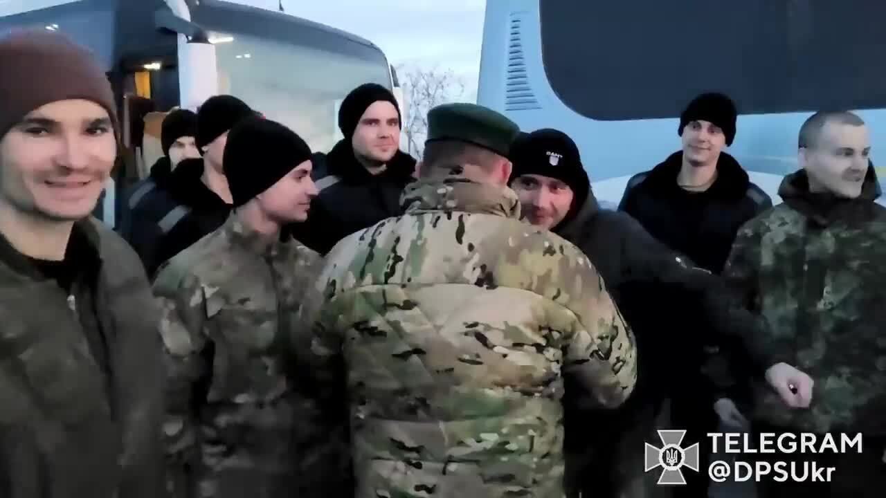 Співали гімн України: у мережі показали кадри повернення українських прикордонників з полону. Відео