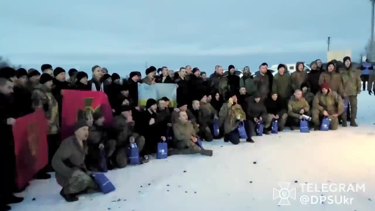Співали гімн України: у мережі показали кадри повернення українських прикордонників з полону. Відео