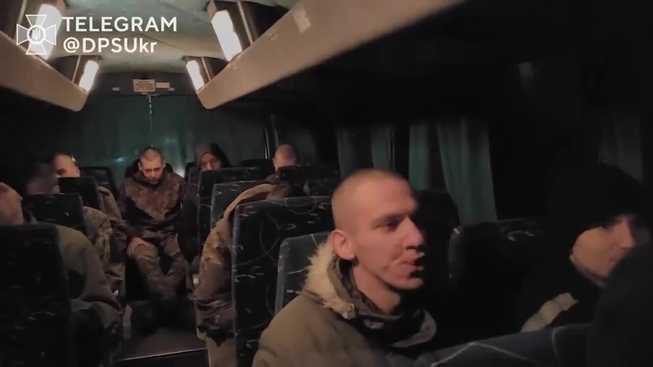 Співали гімн України: у мережі показали кадри повернення українських прикордонників з полону. Відео