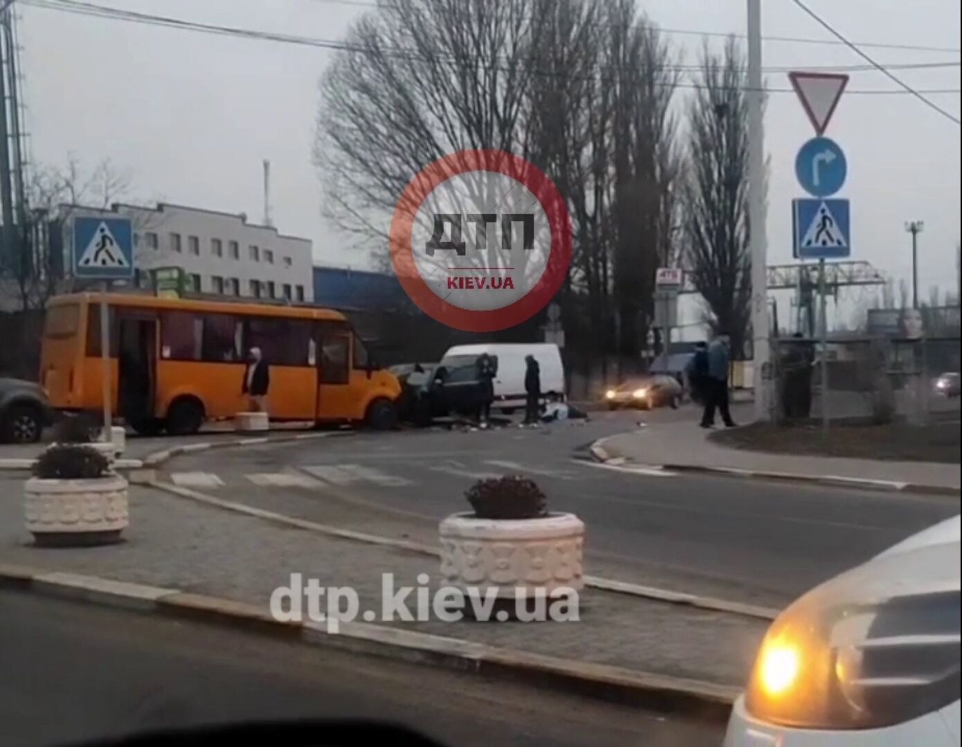 Под Киевом произошло лобовое столкновение маршрутки и легковушки: есть пострадавший. Видео