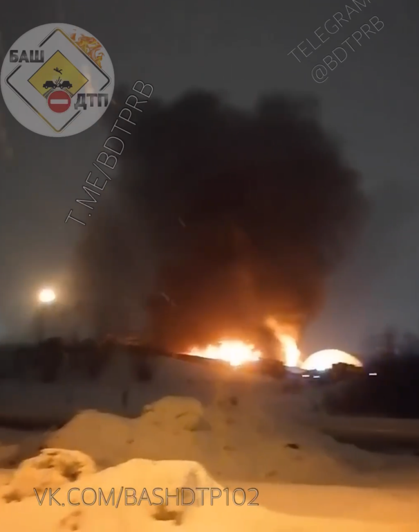 В Уфі спалахнули склади хімічного заводу, що належить найбільшому в РФ постачальнику реагентів та обладнання. Відео