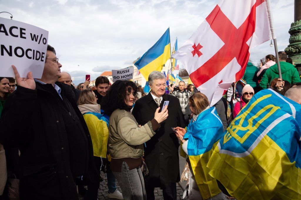 Порошенко в Мюнхене встретился с участниками акции в поддержку Украины: люди дали отпор "пятой колонне" Кремля. Фото
