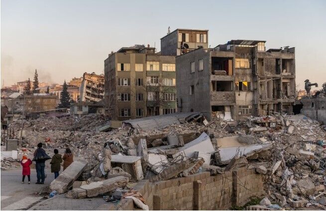 У Сирії через 3 місяці після землетрусу з-під завалів дістали живого чоловіка. Фото