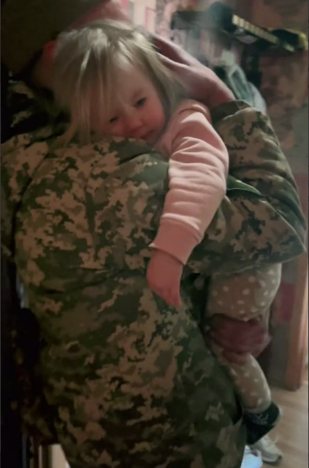 Не хоче відпускати: мережу зворушило відео зустрічі маленької дівчинки з дідусем, який повернувся з фронту 