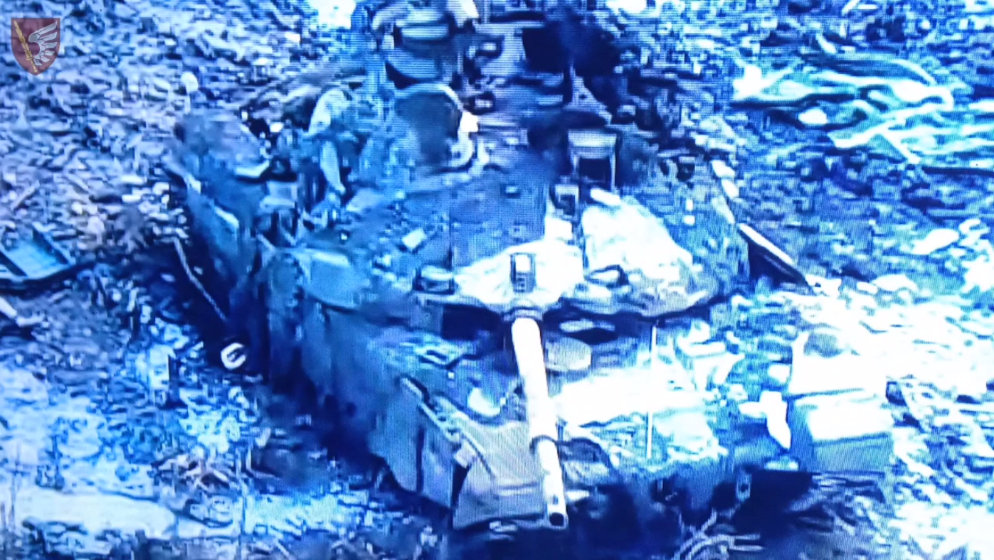 Превратили в металлолом: украинские десантники двумя выстрелами из Javelin уничтожили российский танк "Прорыв". Видео