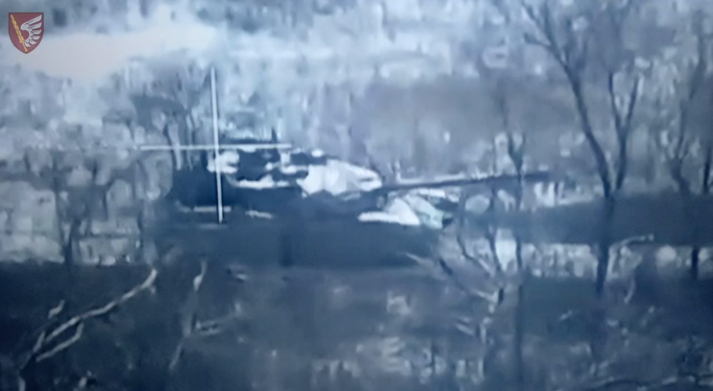 Превратили в металлолом: украинские десантники двумя выстрелами из Javelin уничтожили российский танк "Прорыв". Видео