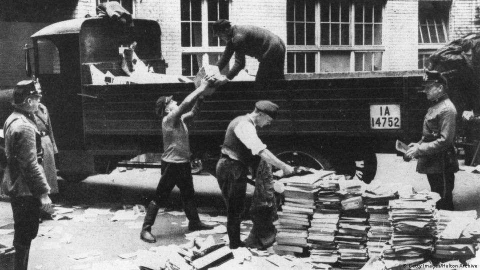 "Все, как было у нацистов": оккупанты выбрасывают книги из университета Мариуполя. Фото
