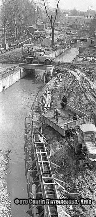 В сети показали, как "прятали" в бетон русло реки Лыбедь в Киеве в 1970-е годы. Архивное фото