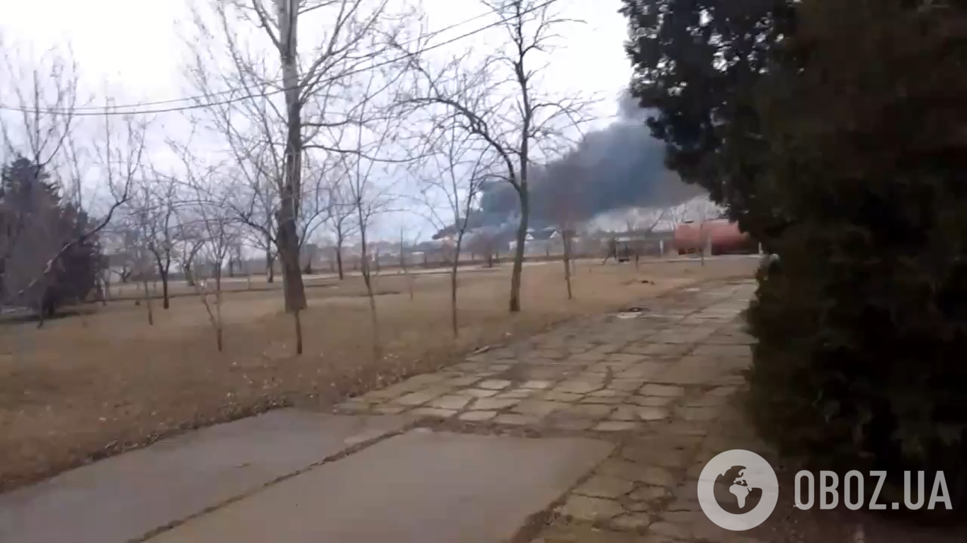 В Бердянске горит база отдыха, в которой оккупанты обустроили госпиталь