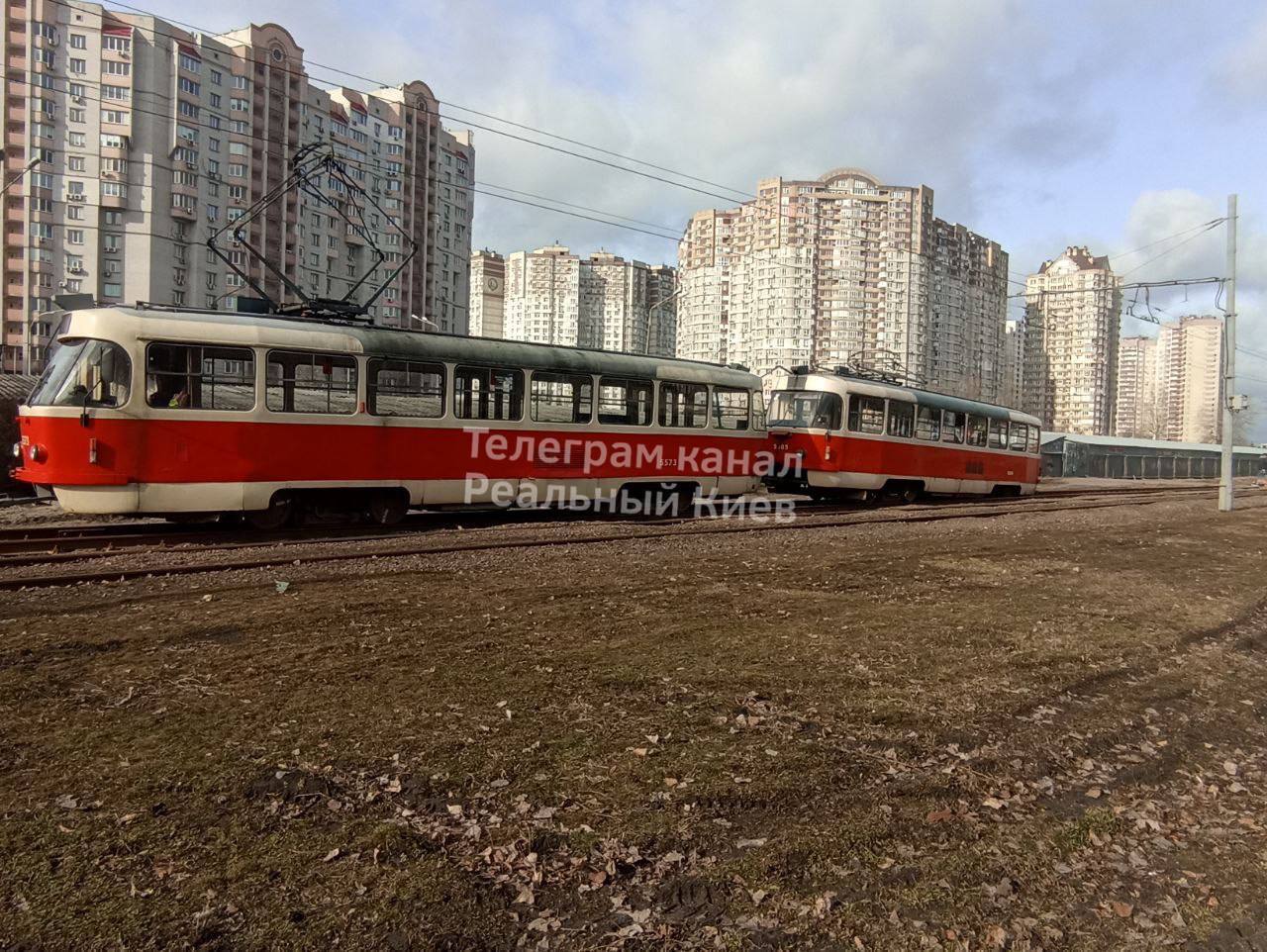 У Києві на Позняках трамвай зійшов з рейок, рух електротранспорту було заблоковано. Фото та відео