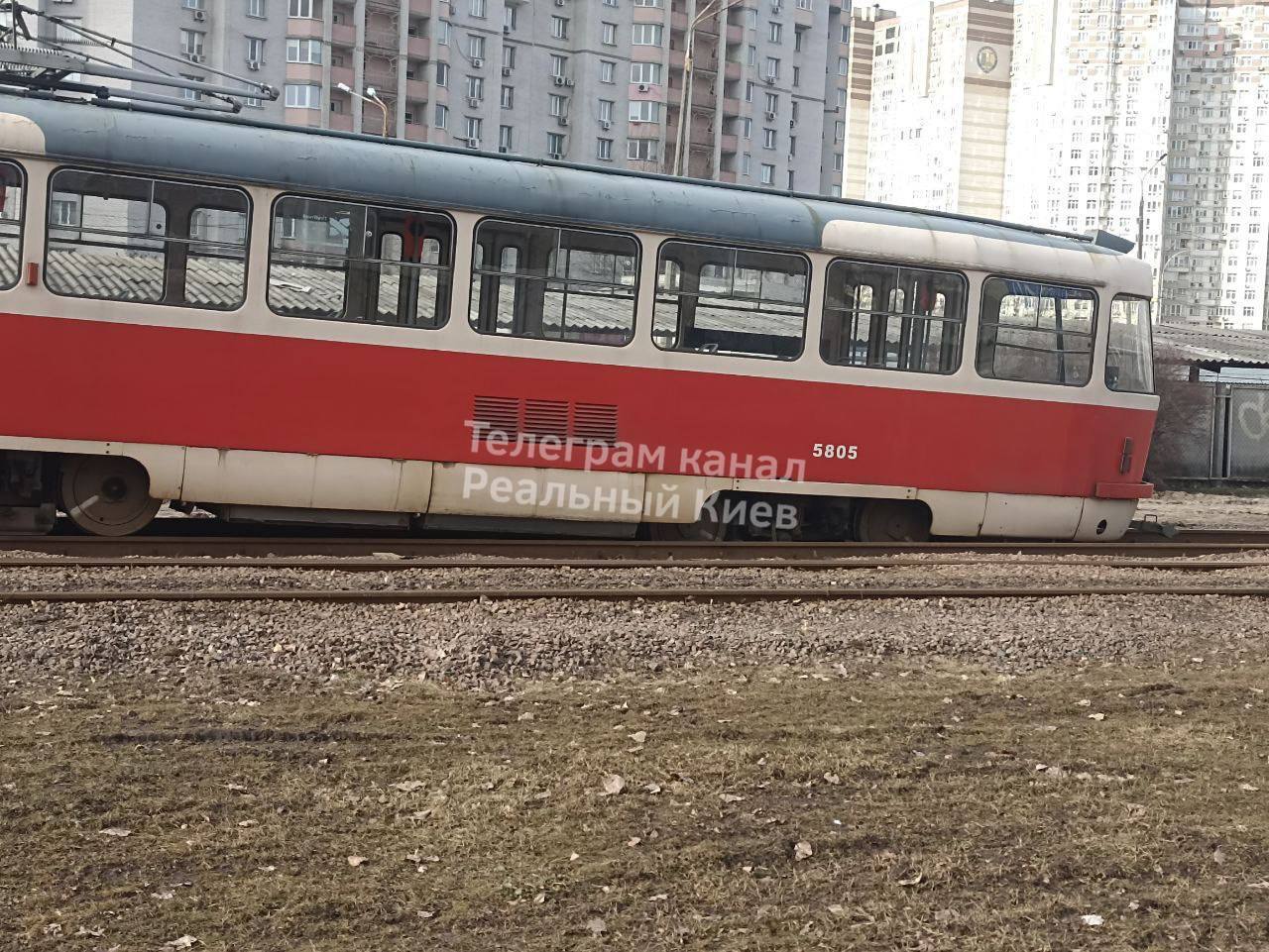 У Києві на Позняках трамвай зійшов з рейок, рух електротранспорту було заблоковано. Фото та відео