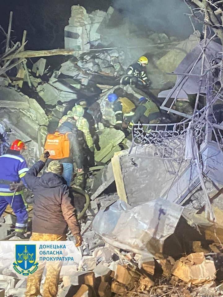 Количество жертв ракетного удара по Краматорску возросло до трех: разбор завалов продолжается. Фото