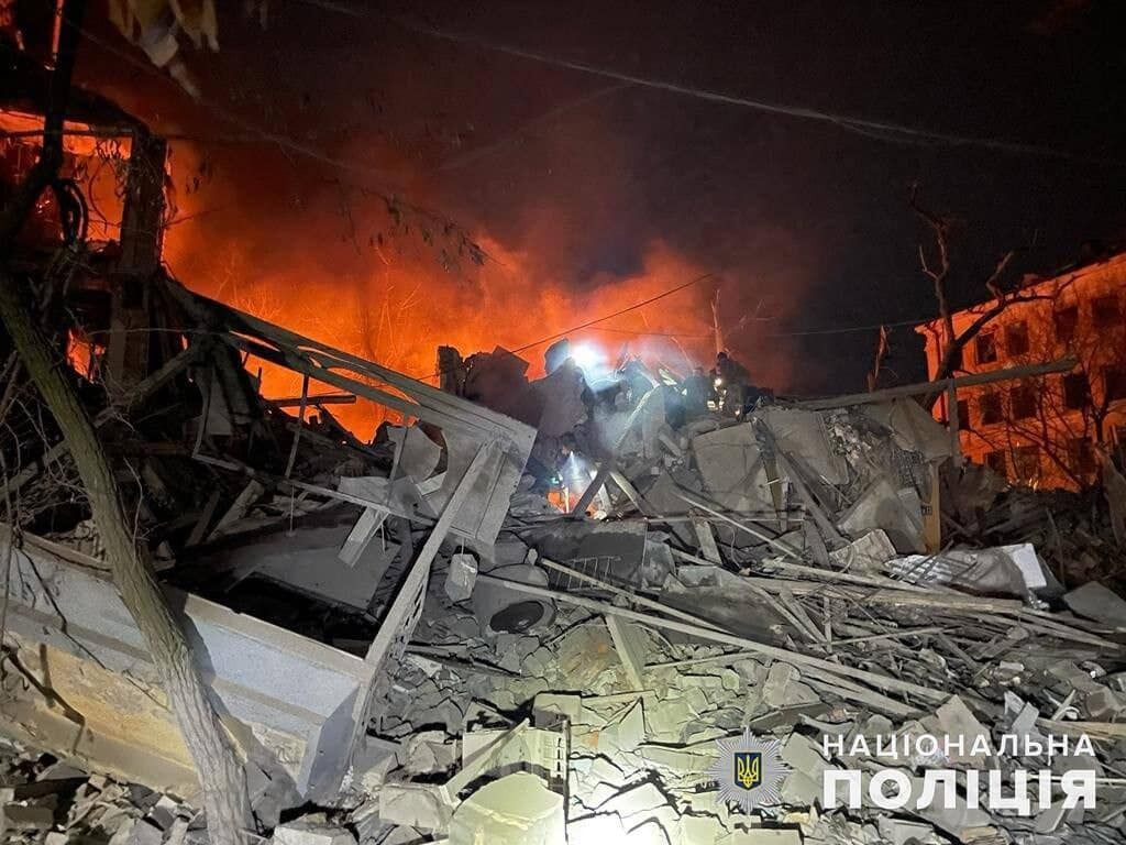 ''Одного під'їзду немає, чути крики про допомогу'': окупанти вдарили по 4-поверхівці в Краматорську, є загиблі та поранені. Фото