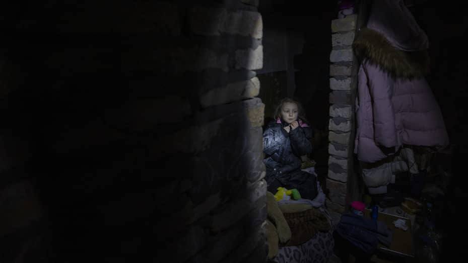 З Бахмута евакуювали 6-річну дівчинку, її вагітну маму вивезли раніше: в поліції розповіли про проблеми порятунку дітей. Емоційні фото