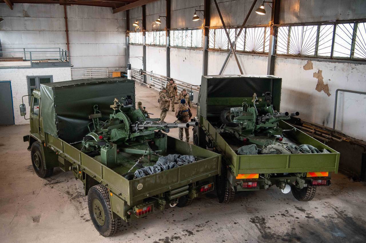 Порошенко передал два "антишахедных" DAF батальону ТрО, прикрывающему Киев