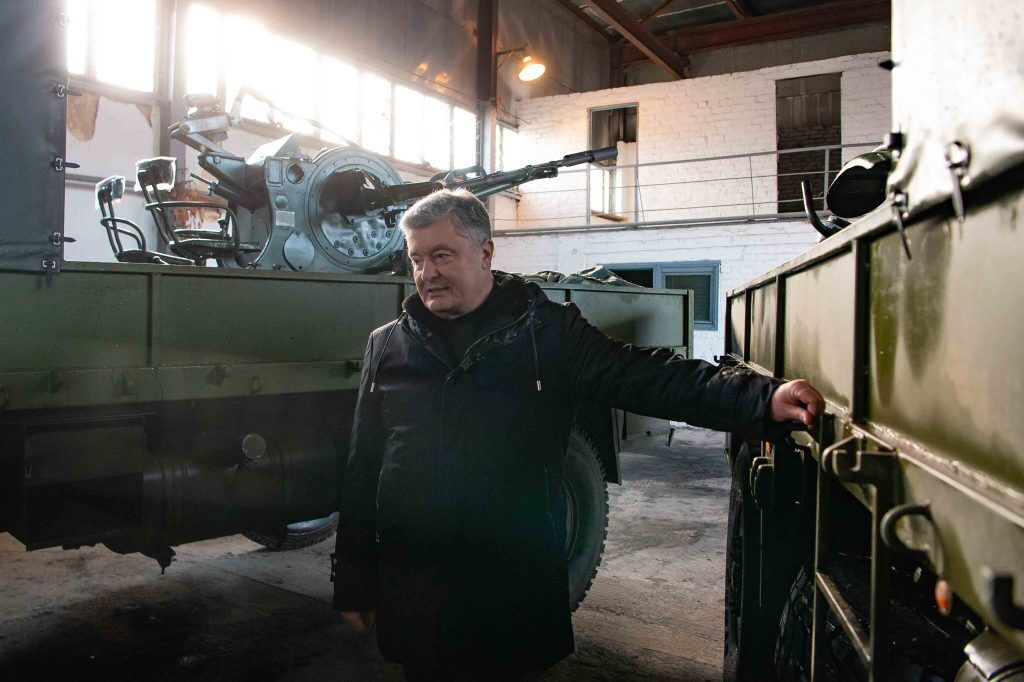 Порошенко передал два ''антишахедных'' DAF батальону ТрО, прикрывающему Киев