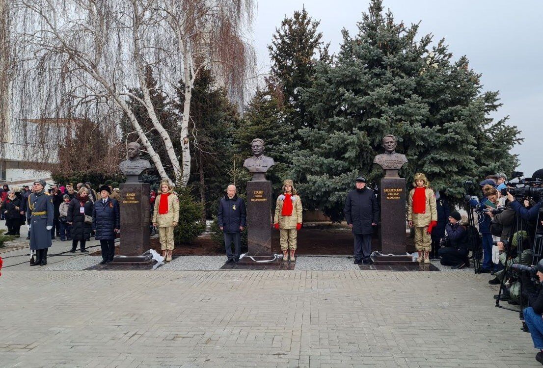 Бюсты открыли в Волгограде прямо перед приездом Путина