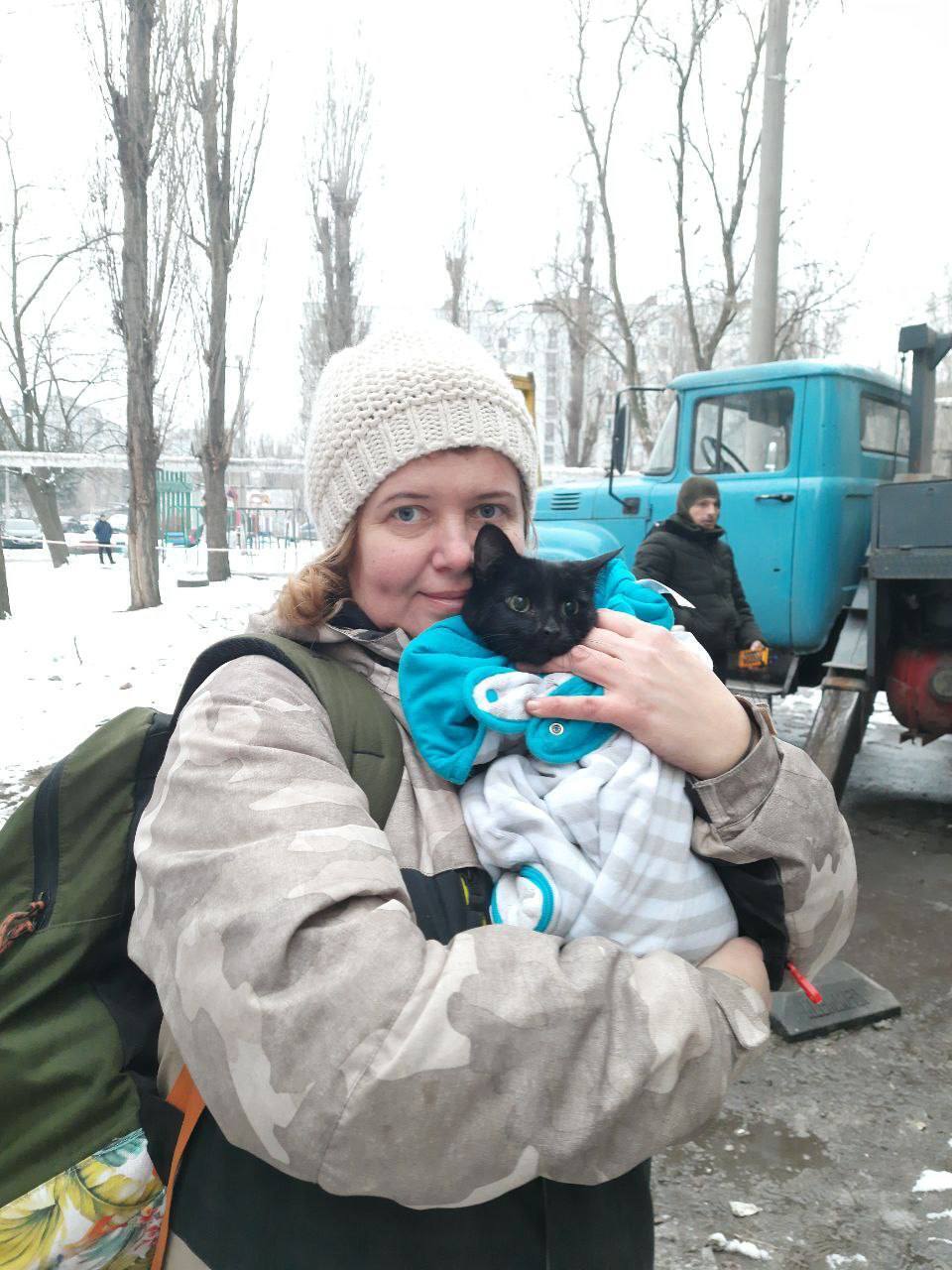 Чекала більше 2 тижнів на порятунок: у Дніпрі повернули господарям кішку із зруйнованого російським ударом будинку. Фото і відео 