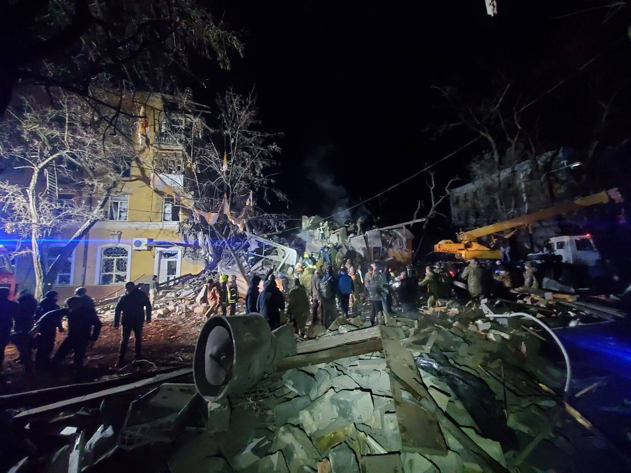 Ми живемо поряд з абсолютним злом: Зеленський відреагував на удар РФ по житловому будинку в Краматорську. Відео  