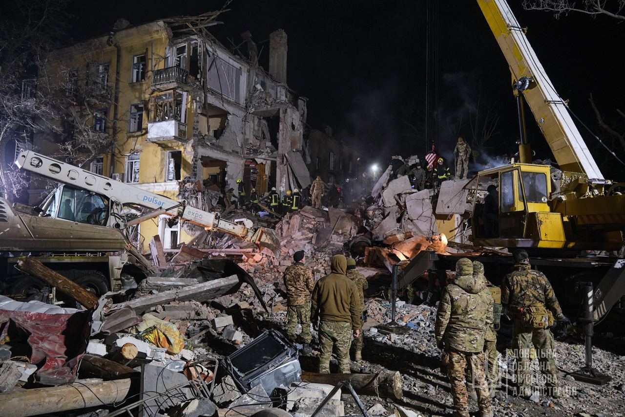 Кількість жертв ракетного удару по Краматорську зросла до трьох: розбір завалів триває. Фото
