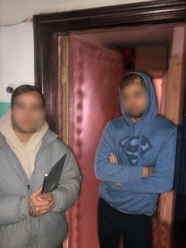 Двох учасників п’яних вечірок підозрюють у розповсюдженні порно та перевіряють на причетність до шахрайства під час збору грошей на ЗСУ