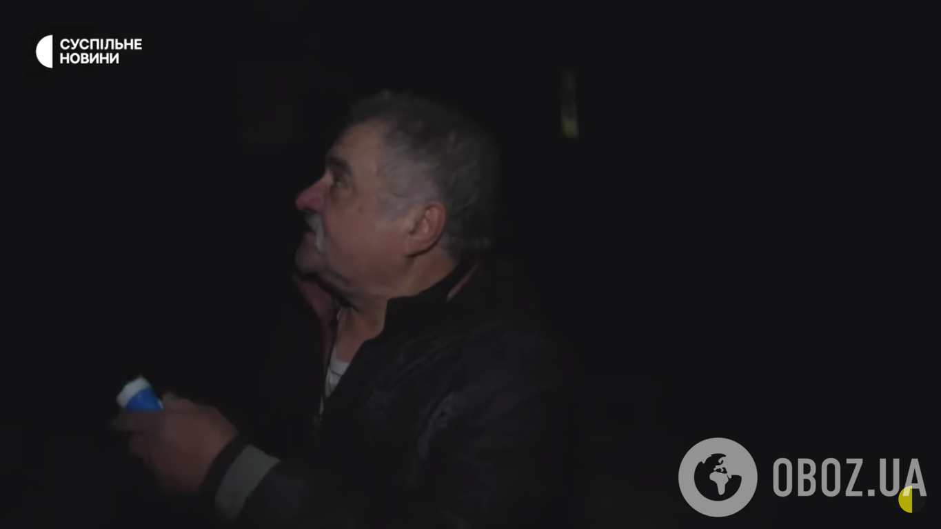 Житель соседнего дома с фонариком показал журналистам последствия обстрела