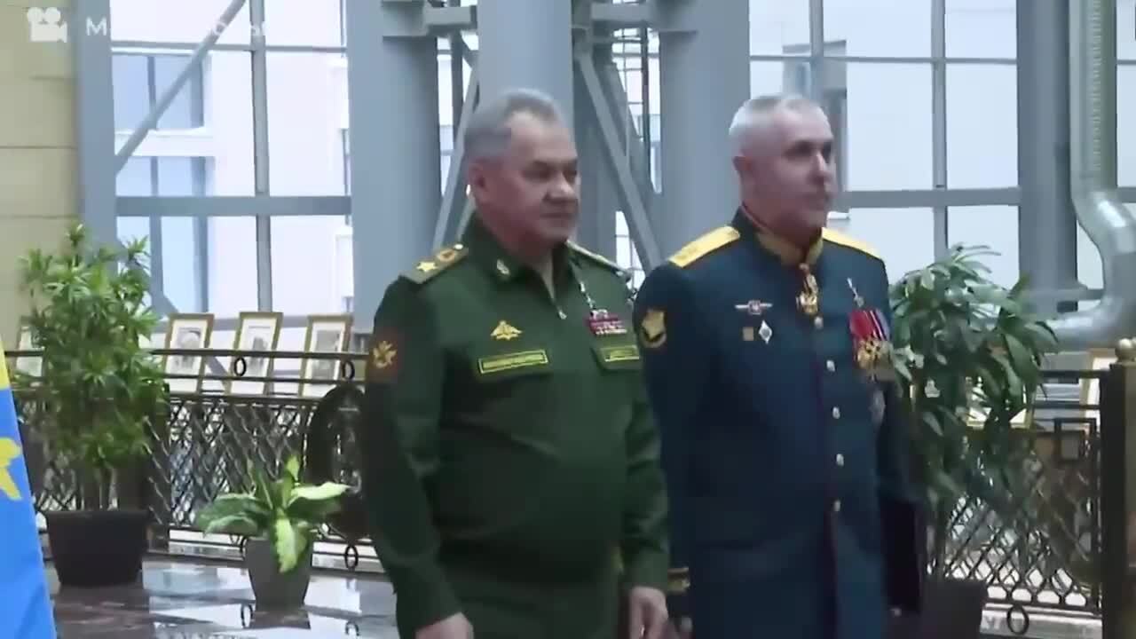 Шойгу урочисто вручив погони генералу Мурадову, який "поховав" під Вугледаром елітну бригаду російських морпіхів. Відео 