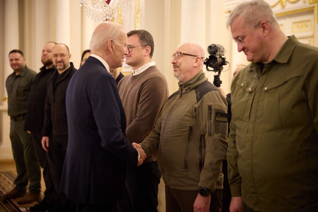 Президент США Джо Байден і міністр оборони України Олексій Резніков