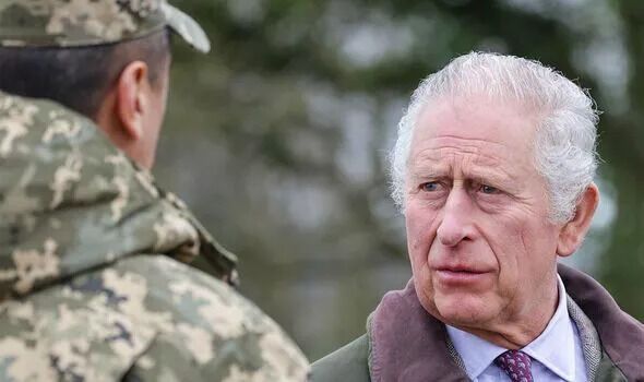 Чарльз III посетил украинских военных, проходящих обучение в Британии. Фото и видео