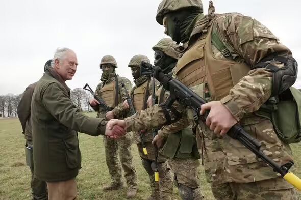 Чарльз III посетил украинских военных, проходящих обучение в Британии. Фото и видео
