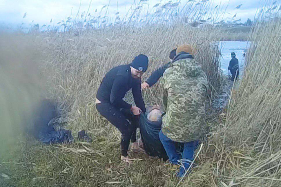 В Киевской области из ледяной воды достали трех мужчин, еще одного – ищут. Фото и видео