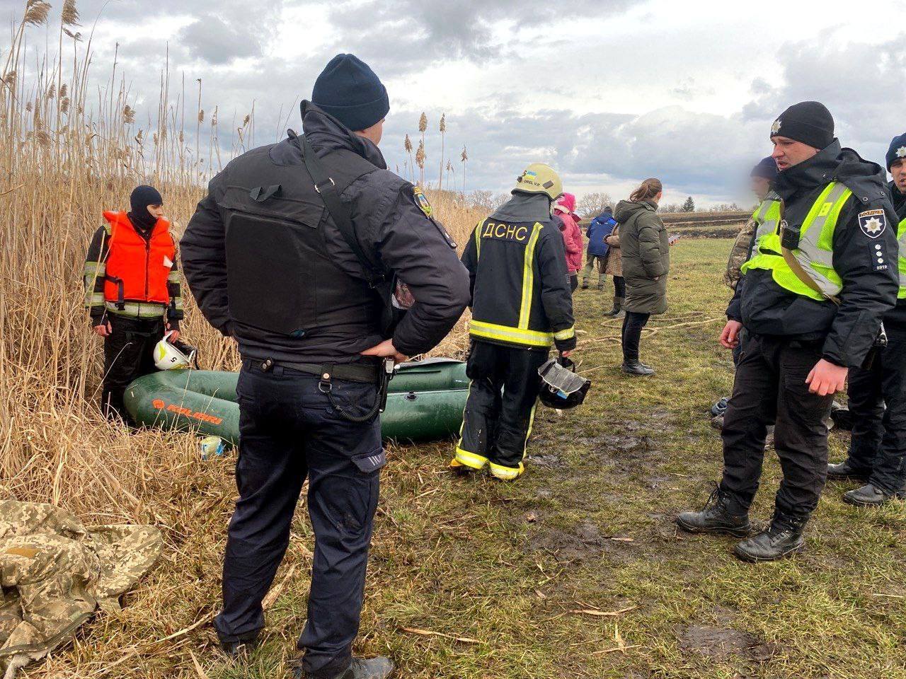 В Киевской области из ледяной воды достали трех мужчин, еще одного – ищут. Фото и видео