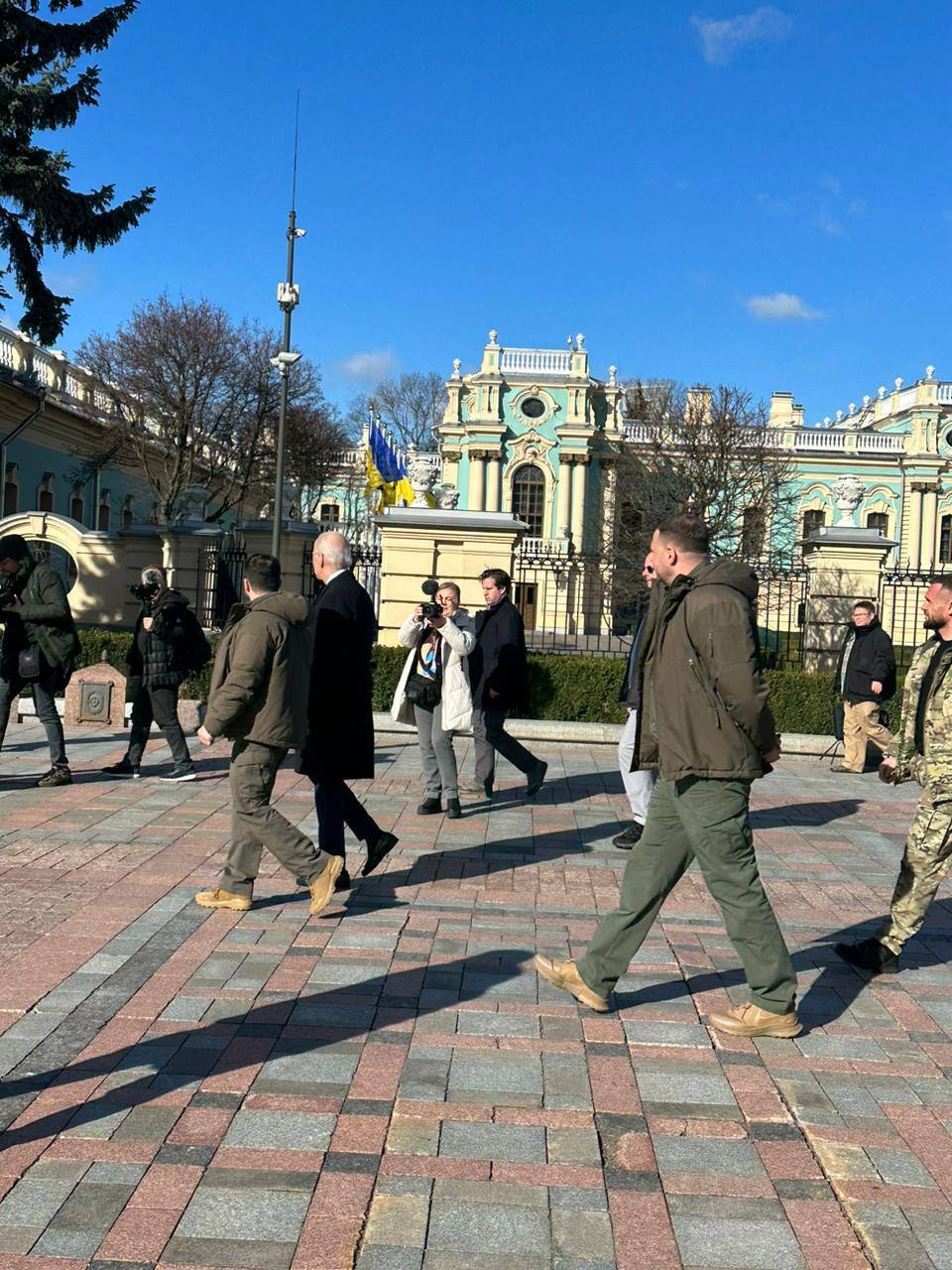 Тисячі бронемашин і 700 танків: Байден відвідав Київ  і анонсував потужну підтримку України  