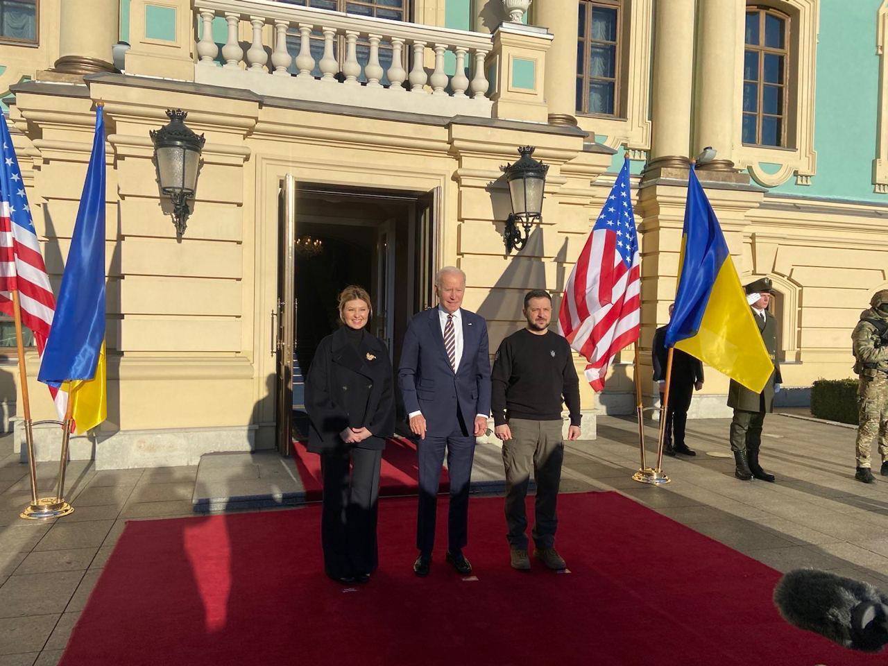 Байден прибув в Київ і вшанував пам'ять загиблих героїв України: анонсовано пакет допомоги на 500 млн доларів (оновлюється)