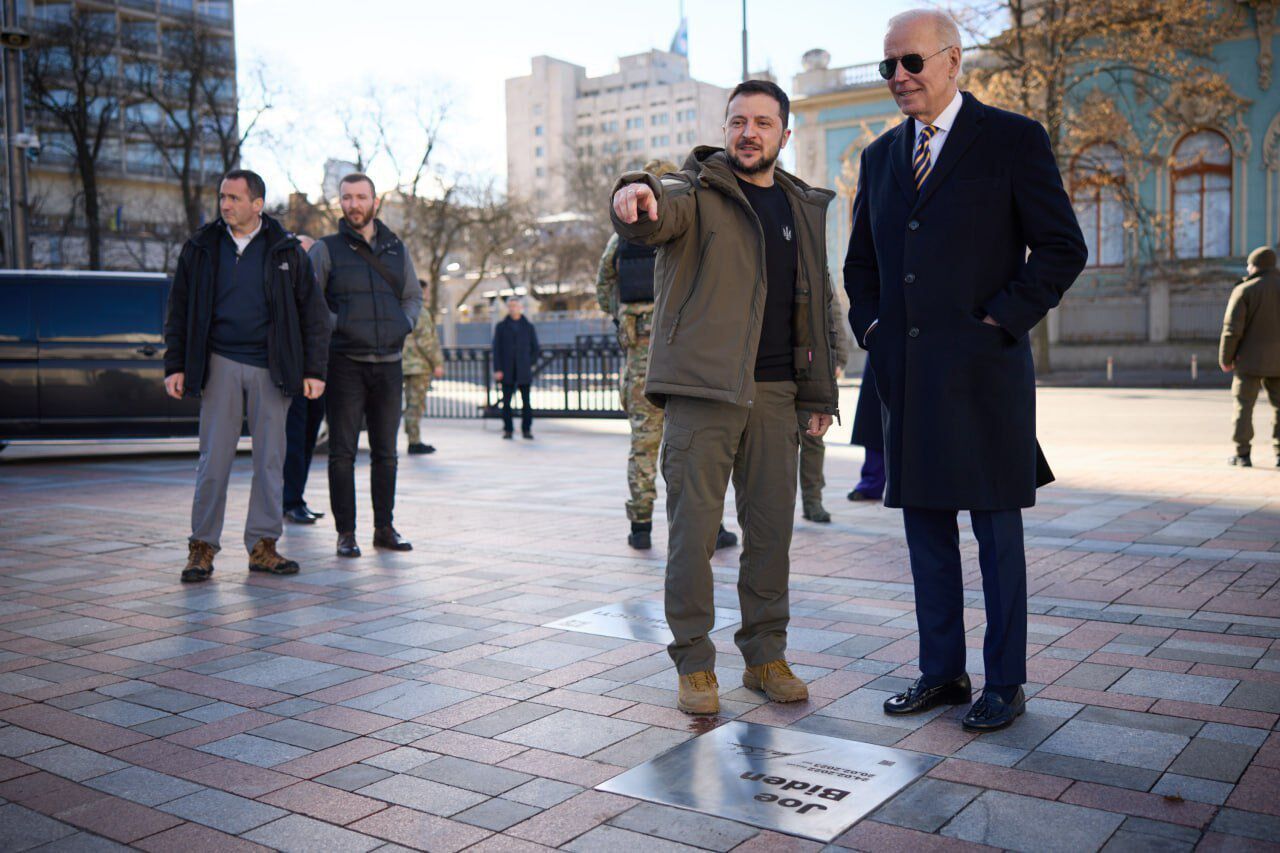 В центре Киева на "Аллее смелости" установили доску с именем Джо Байдена. Фото